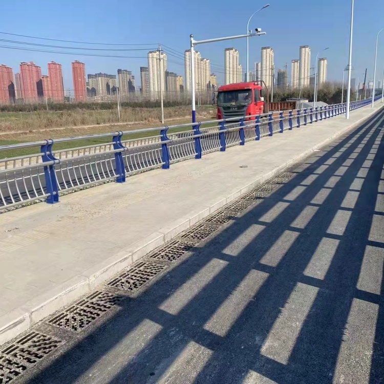 不锈钢护栏-防撞桥梁栏杆专业生产品质保证