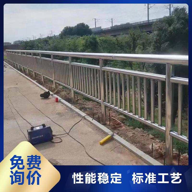 仿木纹河道护栏栏杆不锈钢河道栏杆一米多少钱工程施工案例