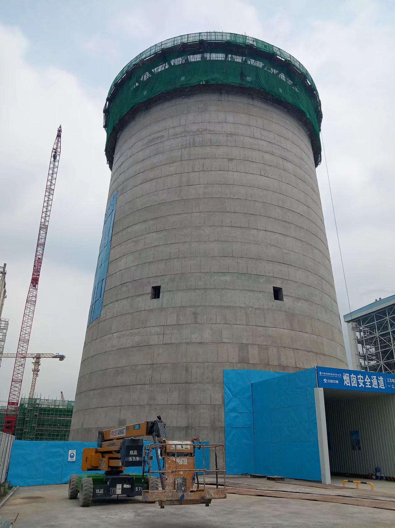 170米混凝土烟囱外筒美化彩绘