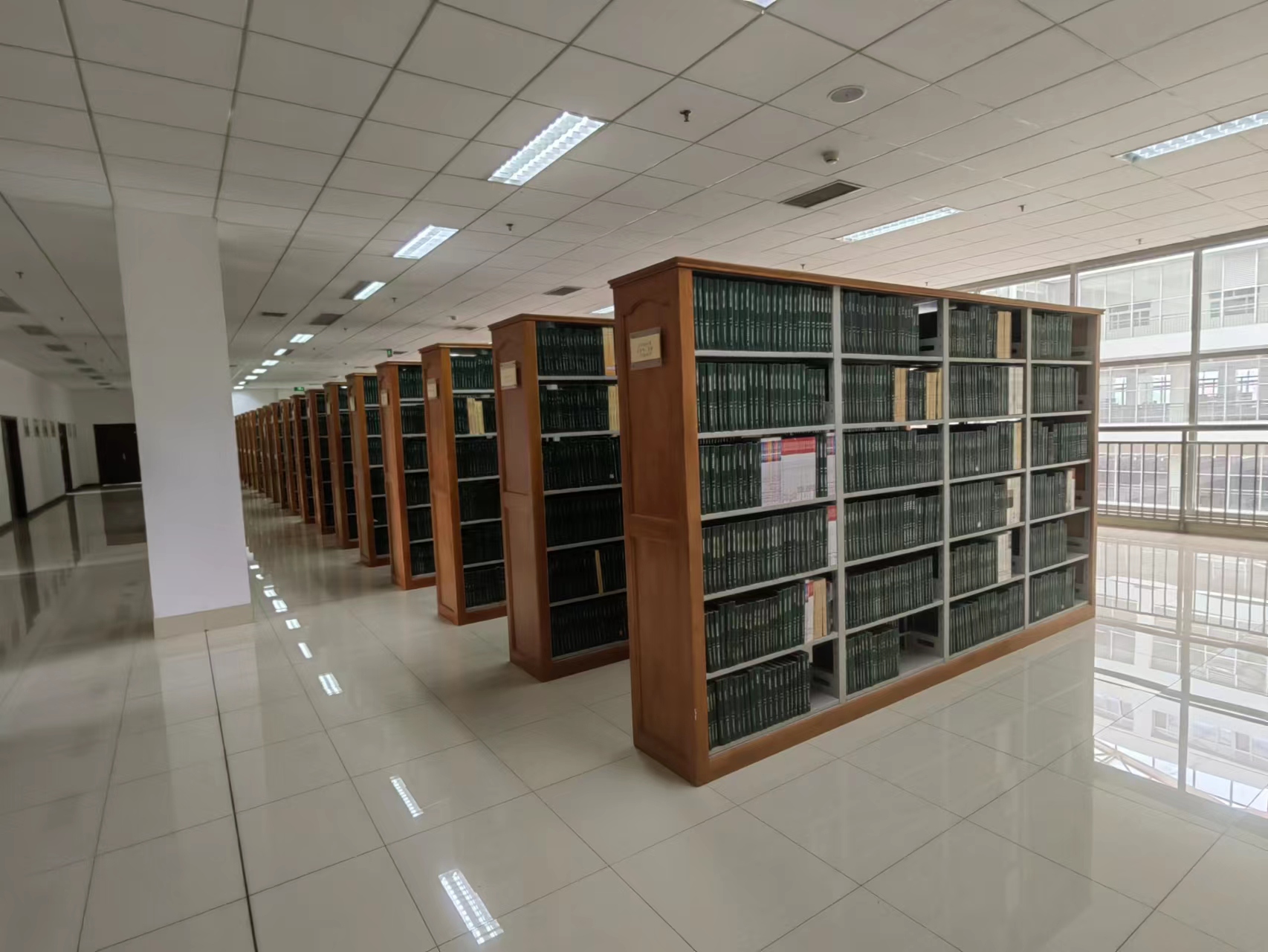 钢制书架木护板书架品质好才是硬道理